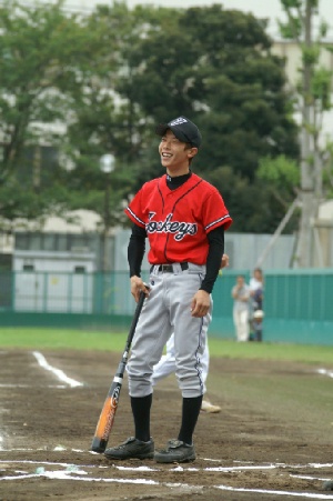 06 始球式の球をバットに当て苦笑い町田騎手.JPG