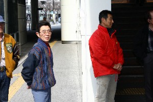 110325川崎駅で募金活動　佐々木竹見氏と山崎尋美調教師