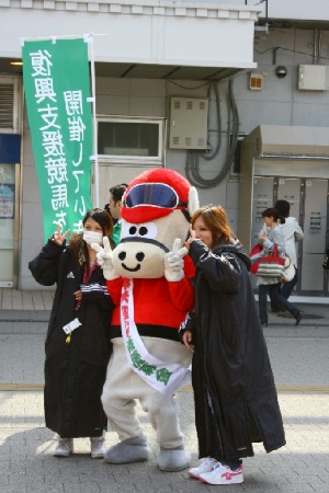 20110411川崎競馬所属騎手　桜木町駅前での募金活動-7.JPG