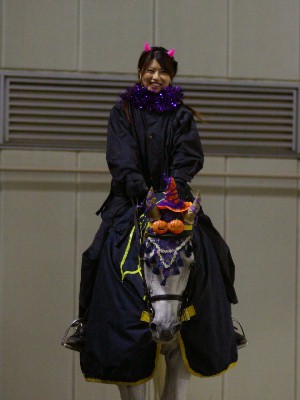 川崎競馬の誘導馬　ハロウィン電飾　消灯