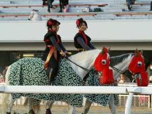 川崎競馬の誘導馬　１月　獅子舞　内馬場から　２