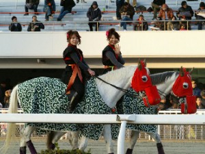 川崎競馬の誘導馬　１月　獅子舞　内馬場から　３