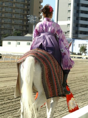 川崎競馬の誘導馬　１月平場和服Ｖｅｒ　ユーちゃん　３