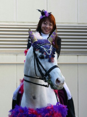 川崎競馬の誘導馬　１月開催　正装Ｖｅｒ　シロくん　１