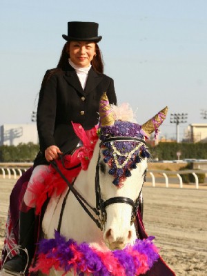 川崎競馬の誘導馬　１月開催　正装Ｖｅｒ　シロくん　４