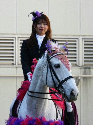 川崎競馬の誘導馬　１月開催　正装Ｖｅｒ　トーチくん　１
