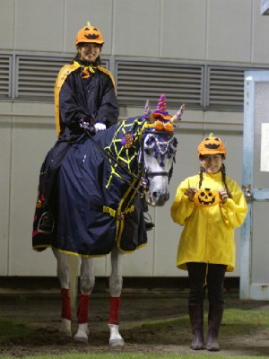 川崎競馬の誘導馬　１０月ハロウィン　雨の日　１