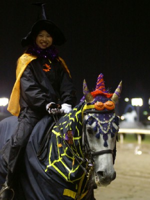 川崎競馬の誘導馬　１０月ハロウィン　雨の日　５