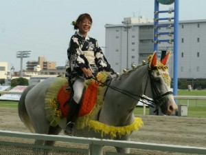 川崎競馬の誘導馬　８月開催　ひまわりＶｅｒ　シロくん　２