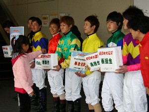 川崎競馬関係者による募金活動-110325-1